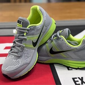Nike Men's Athletic Shoes in Gray and Neon Yellow